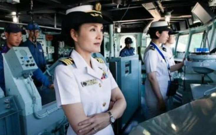她是日本首位女性舰长，虽然已年近半百，但气质依旧飒爽