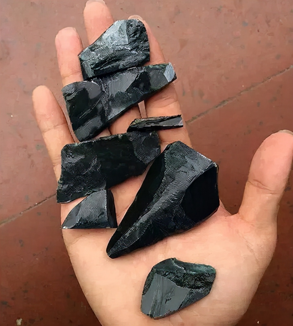 莫西沙翡翠原石切出难得一见的墨翠成品惊艳