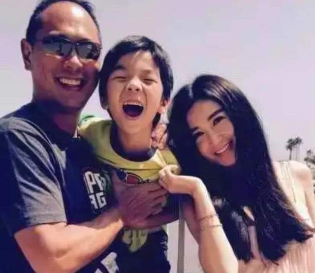 嫁入豪门不生娃，36岁靠“苏妲己”翻红，如今美