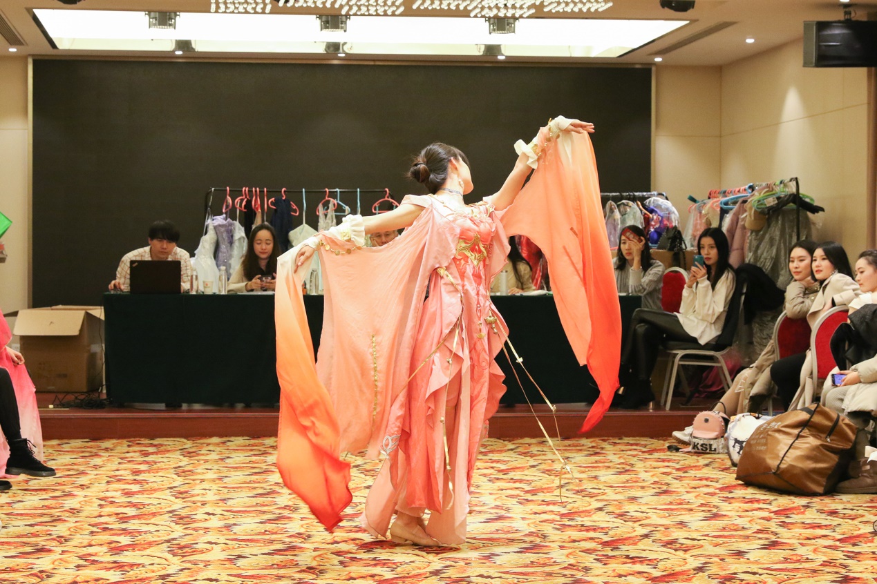 “中深健康”第47届洲际小姐总决赛导演见面会 佳丽各展绝技