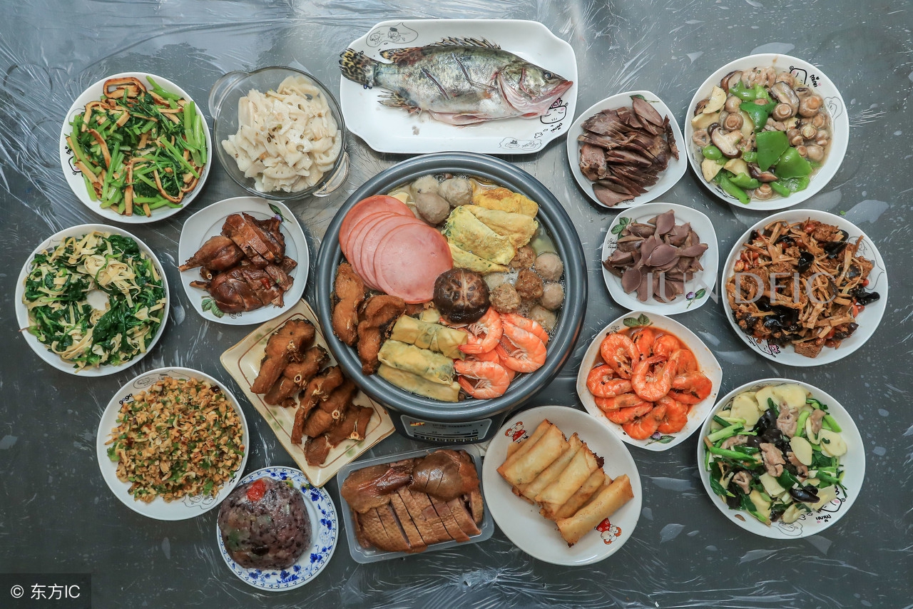 实拍10个家庭春节年夜饭，南北方各有差异，一年中这顿饭最有意义