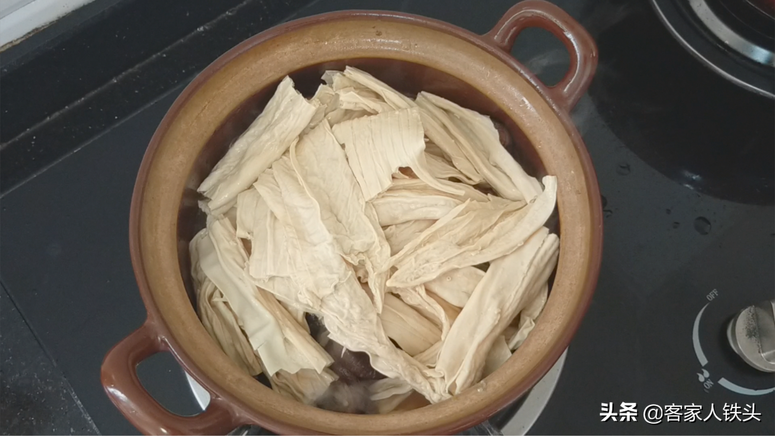 3条鱼一把腐竹，我家吃鱼10顿有5顿这样做，汁香下饭没腥味