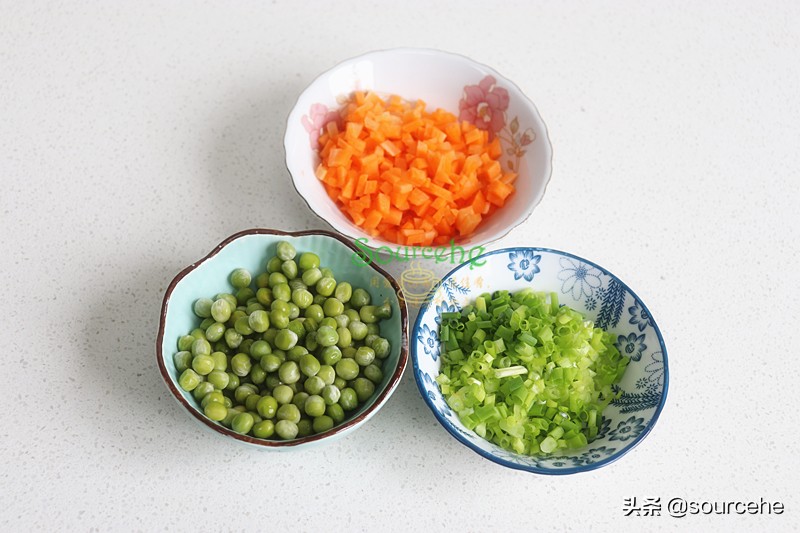 蛋炒飯時多加一步，米飯變金黃色，粒粒分明潤而不膩，出奇美味