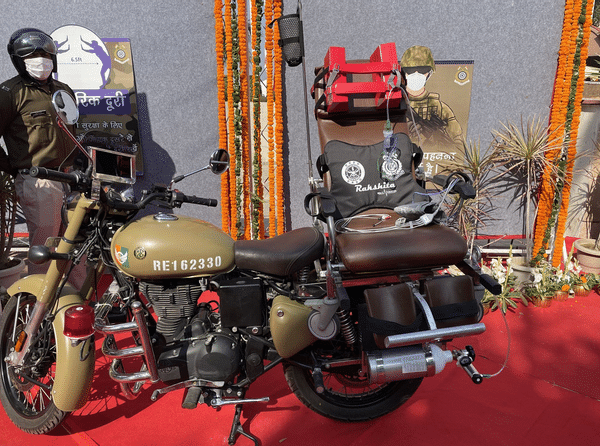 印度军工摩托又玩出新花样：后座安个躺椅，瞬间变军用救护车