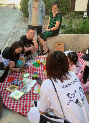 包贝尔5岁女儿摆地摊，又黑又胖性格活泼，妈妈包文婧做辅助