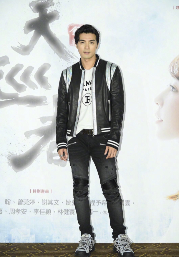 賀軍翔跪在地上為女兒拍照，美寶穿喇叭褲好時尚，鏡頭感十足