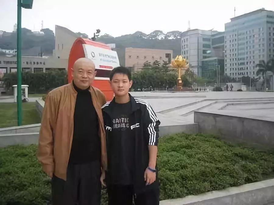 傅彪去世已有16年，承诺要帮他养儿子的葛优，做到了吗？