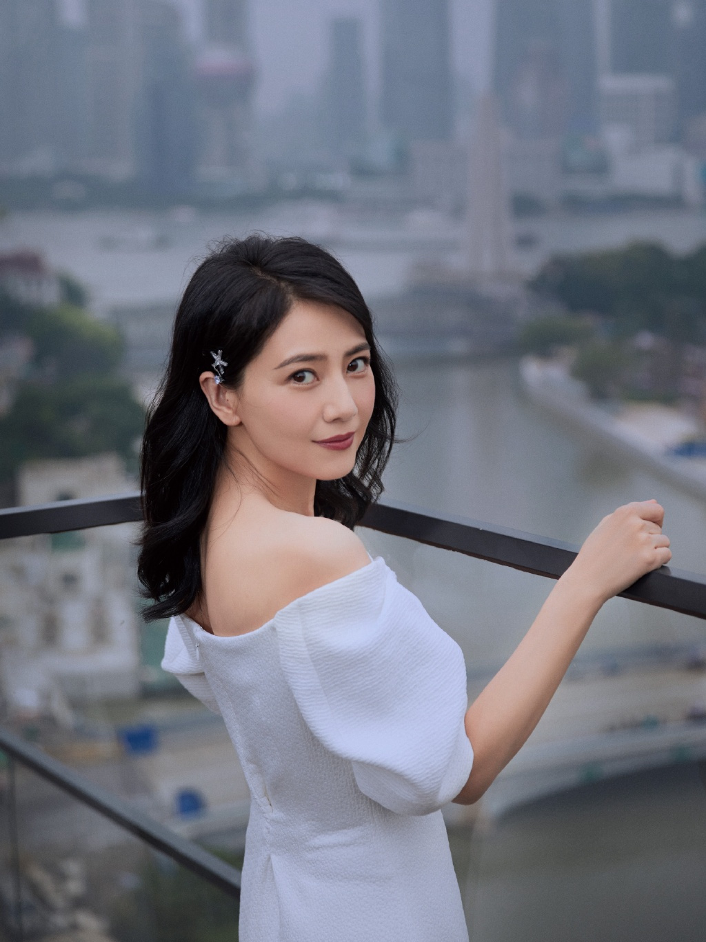 高圆圆“生图”真高级，卷发配白色连衣裙优雅减龄，不像40岁