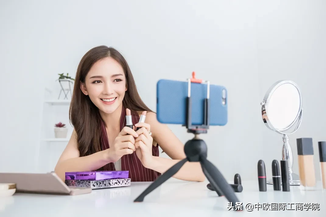 李佳琦、薇娅一晚净赚8个亿?深度揭秘红人经济的“红与黑”