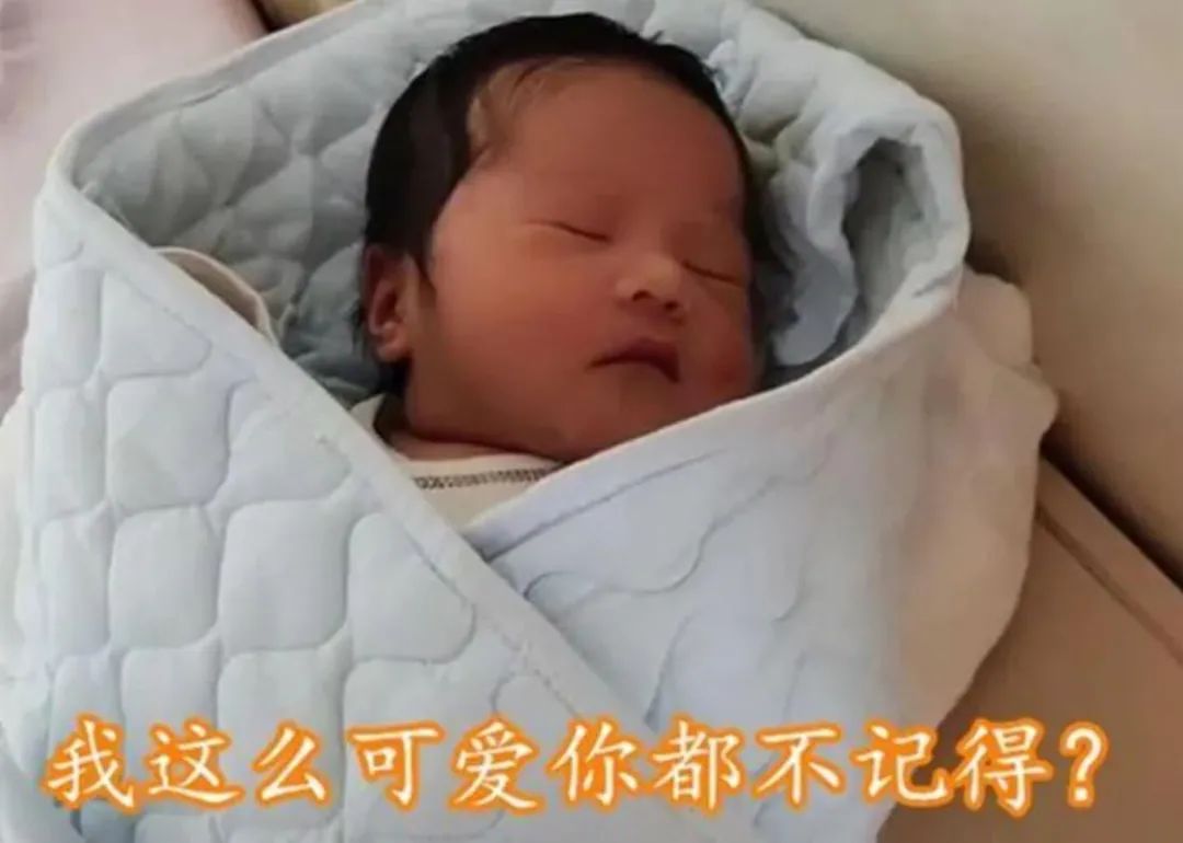 “粗心爸妈”走红，为了吃饭将孩子扔在桌子上，网友：看着都怕