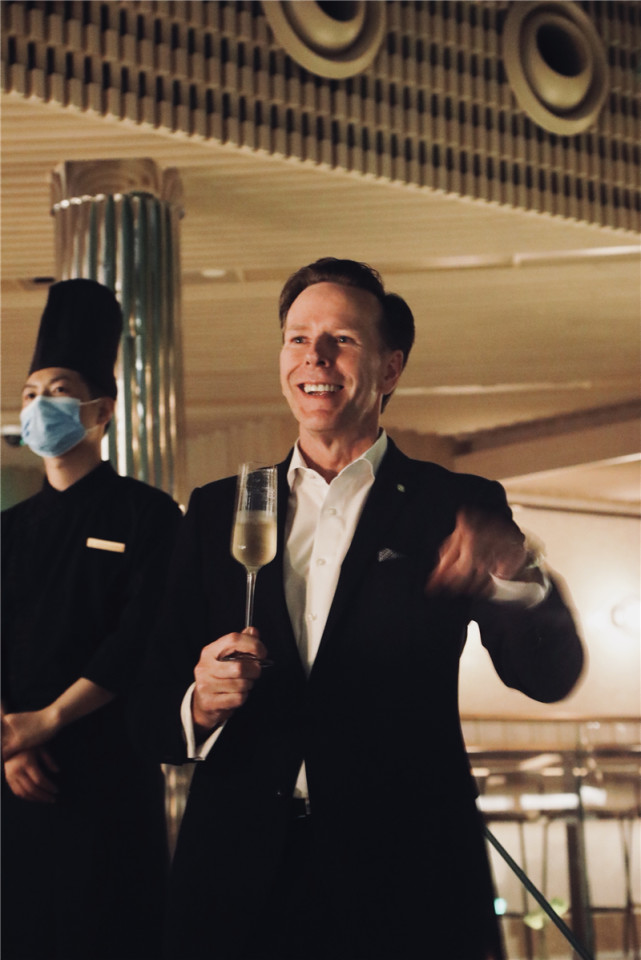 重庆来福士水晶连廊揭幕全新酒吧“THE MAVEN航”