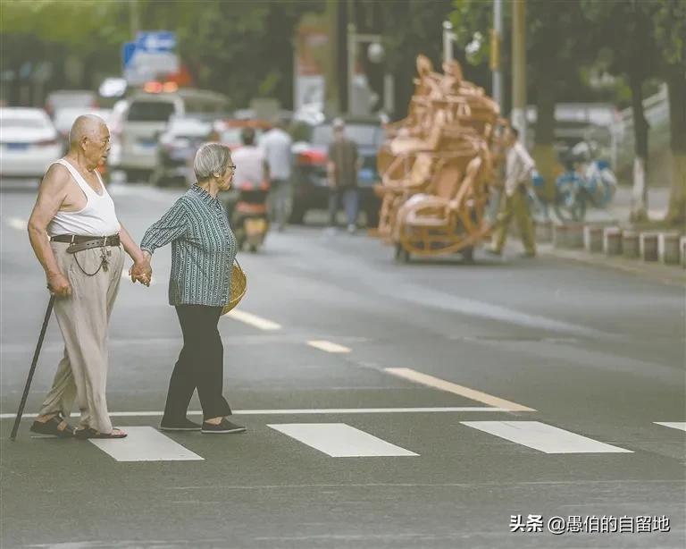 70岁老两口被骗30万，却心甘情愿：背后的真相，让人脸红