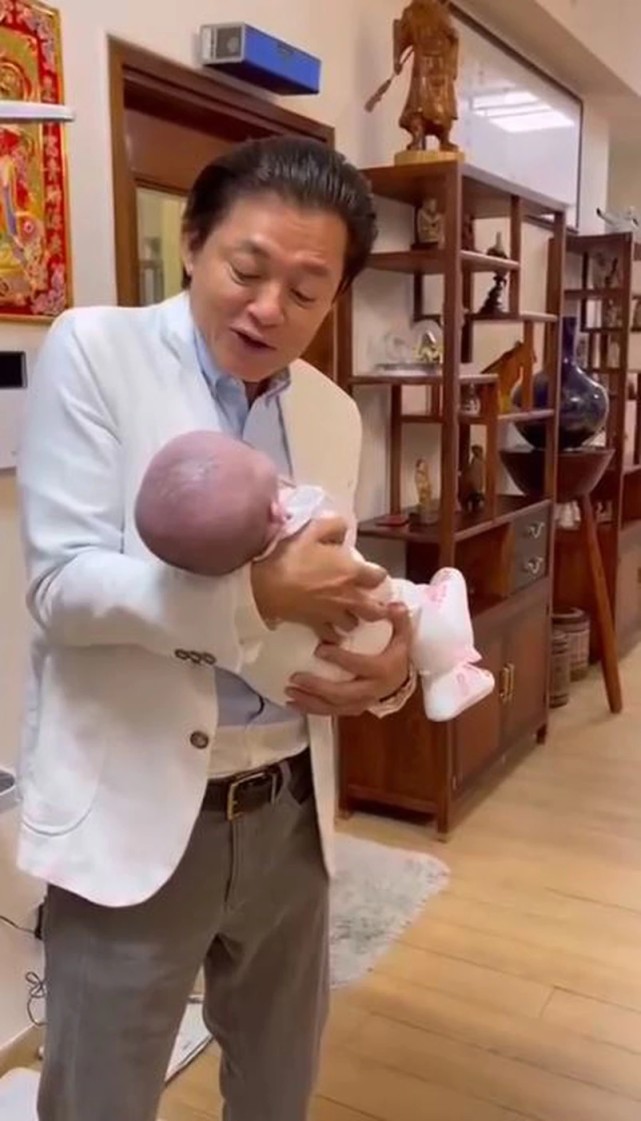 81岁刘诗昆携嫩妻及四个月大女儿回国，坐劳斯莱