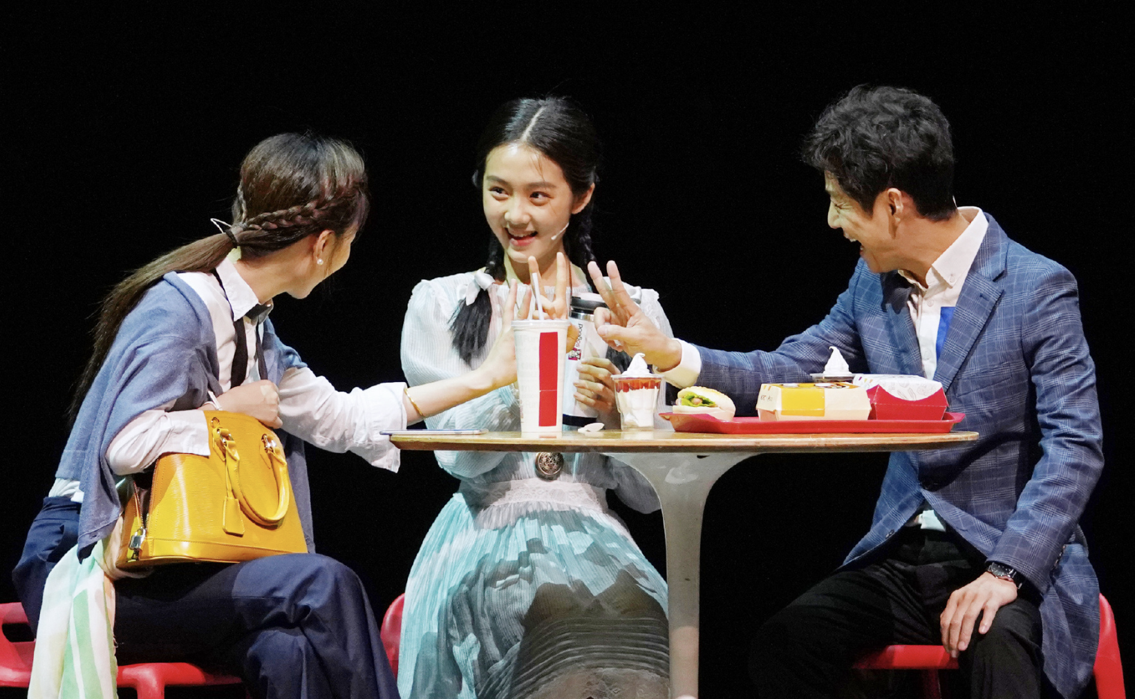 多多与话剧演员们合影，身高直逼何炅气质出众，高清舞台照再曝光