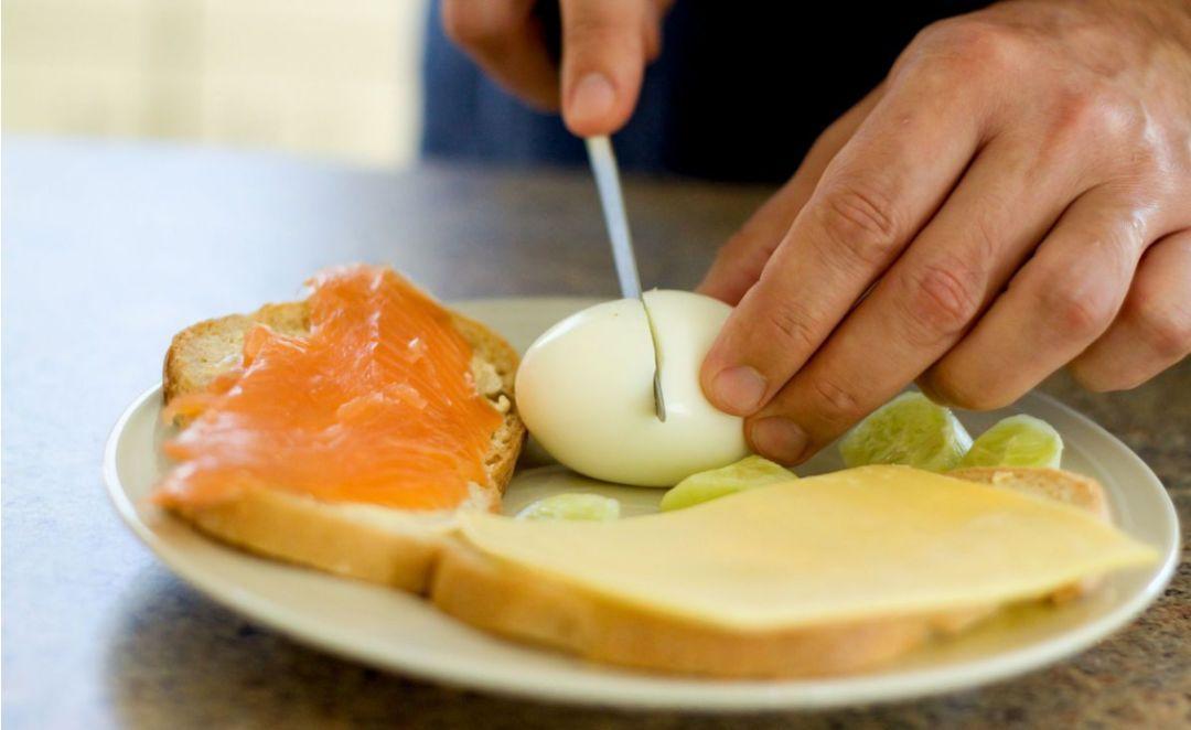 雞蛋吃多了，會升高血壓和血脂？ 每天吃一個還是半個？ 營養師解答