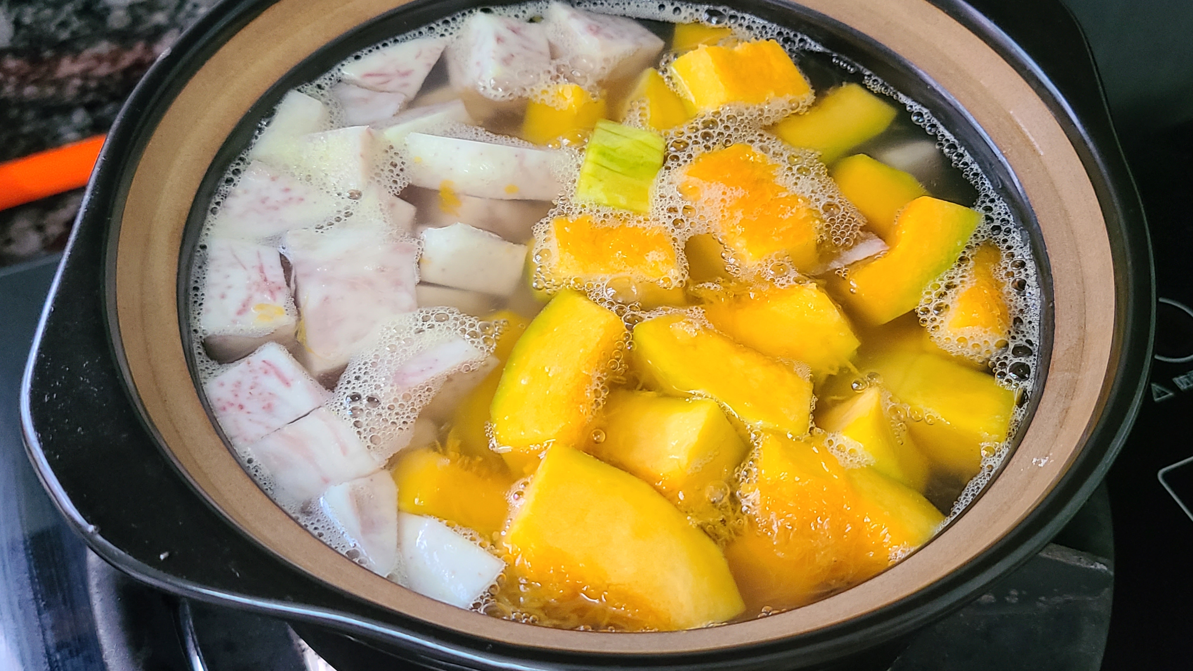 天氣越來越熱，教你一道廣東很好吃的南瓜香芋煲，又濃又香