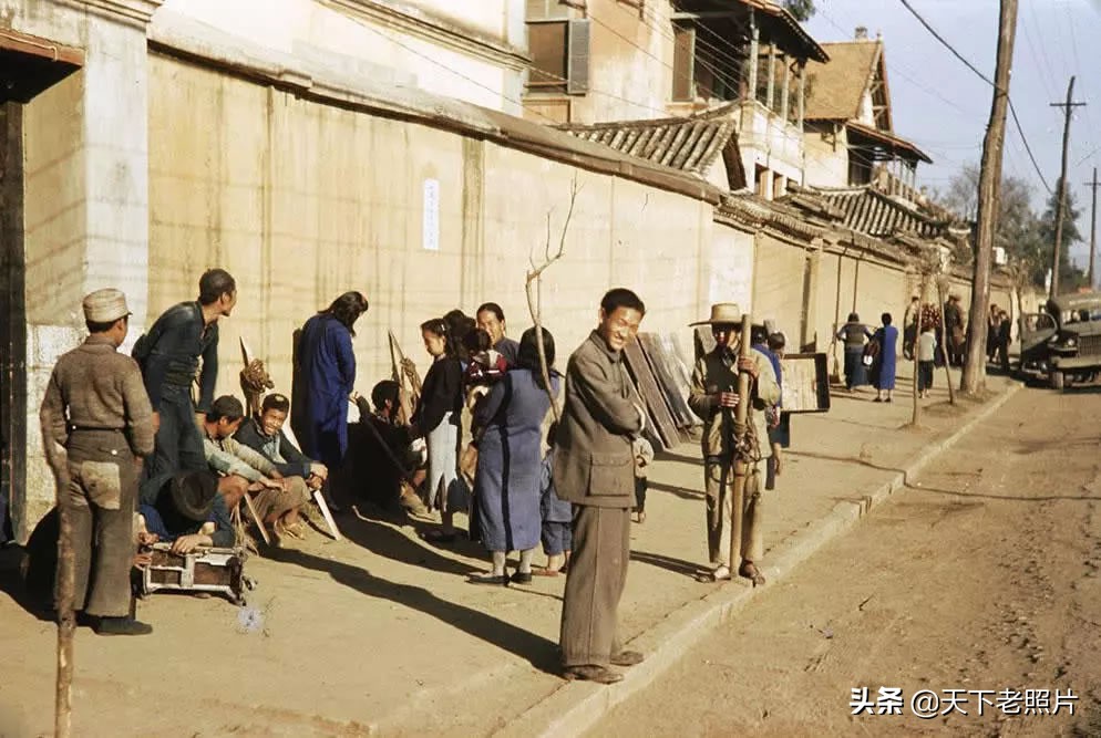 1945年的云南昆明彩照，金马牌坊门楼热闹的街市