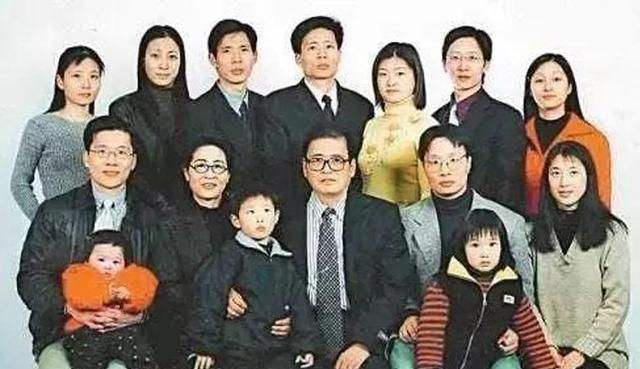 他被称为\"博士老爹\"，6个孩子5个博士，