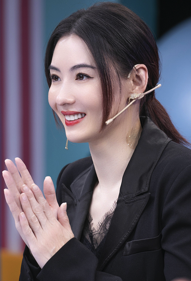 41岁张柏芝穿西装太美！皮肤饱满气色好，红发女团造型吸睛