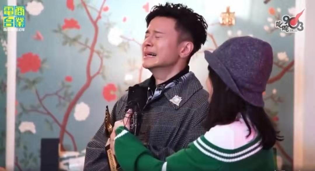 香港男歌手终摆脱千年老二获唱作人金奖 崩溃嚎哭三分钟成泪人