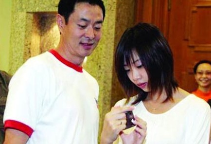 濮存昕嫁女儿，不收彩礼还倒贴50万，现实版凤凰男攀上金孔雀