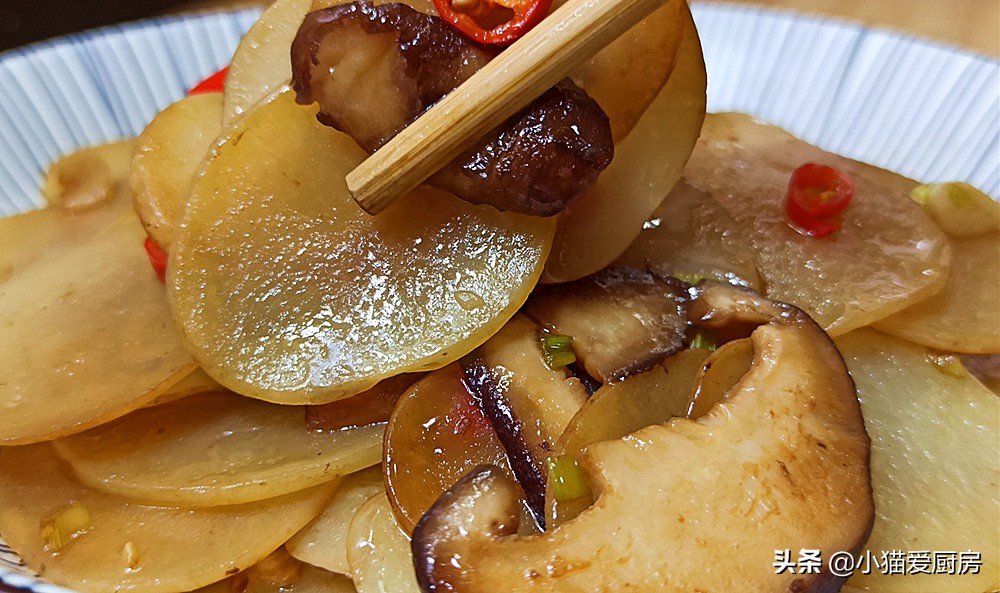 【土豆片炒香菇】做法步骤图 味道感觉比肉还好 是不错的家常