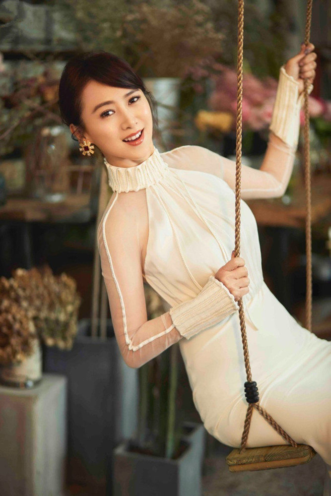50岁翁虹性感出镜，出道30年依旧貌美如花