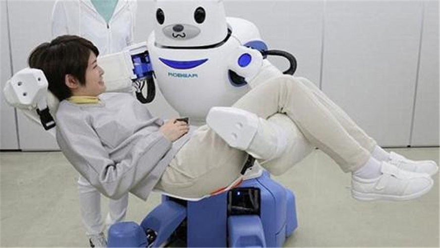 日本发达的机器人产业，各种需求源源不断，拟人机器人造型很逼真