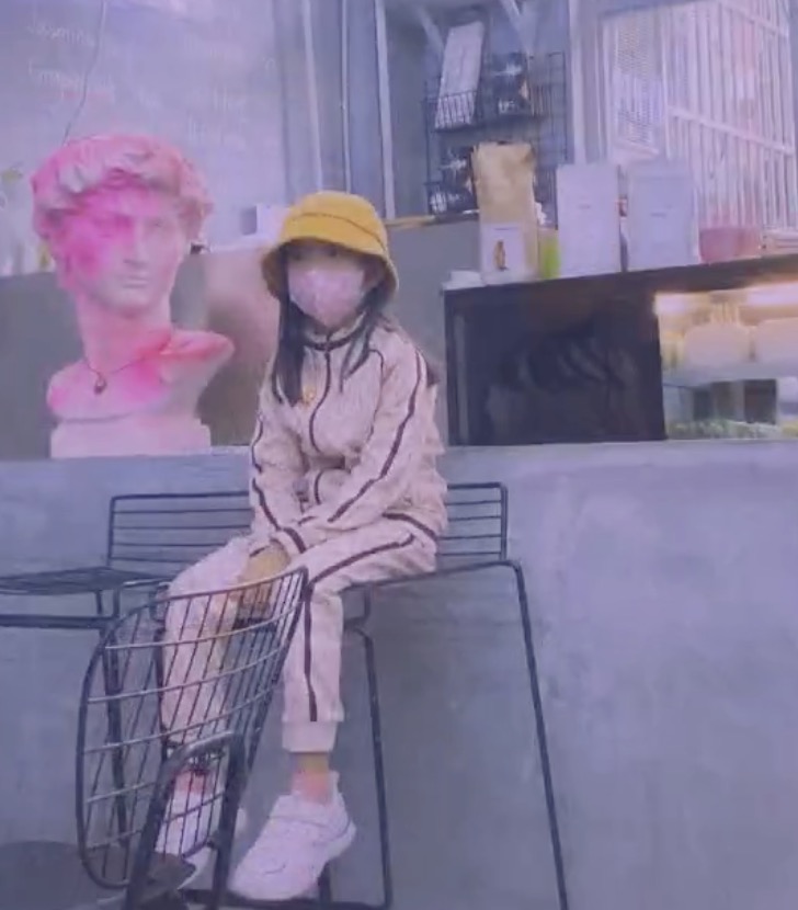 李小璐带女儿外出游玩，母女俩潮范儿十足，甜馨颜值越来越高