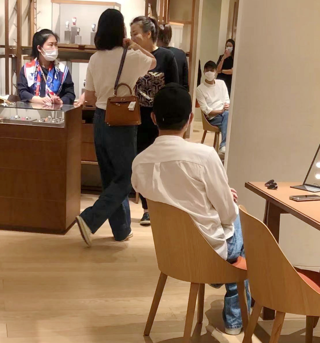 网友偶遇袁咏仪买名牌包，张智霖在旁等候，随时准备掏15万元买单