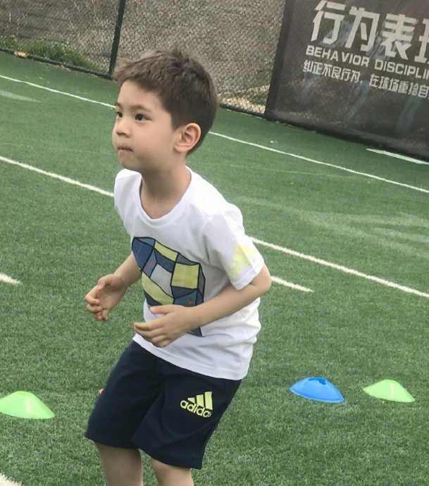 杜江久違曬兒子近照，7歲嗯哼撞臉“現男友”，被爸爸稱小李現