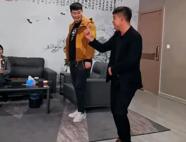 大衣哥朱之文开公司：儿媳坐董事长椅玩手机，