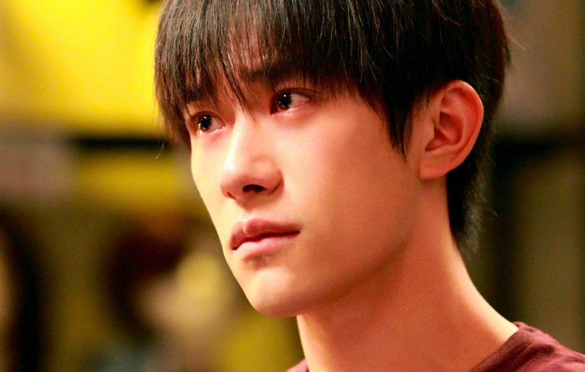 易烊千玺被曝腿部受伤，走路蹒跚，被赞敬业，将和刘德华竞争影帝