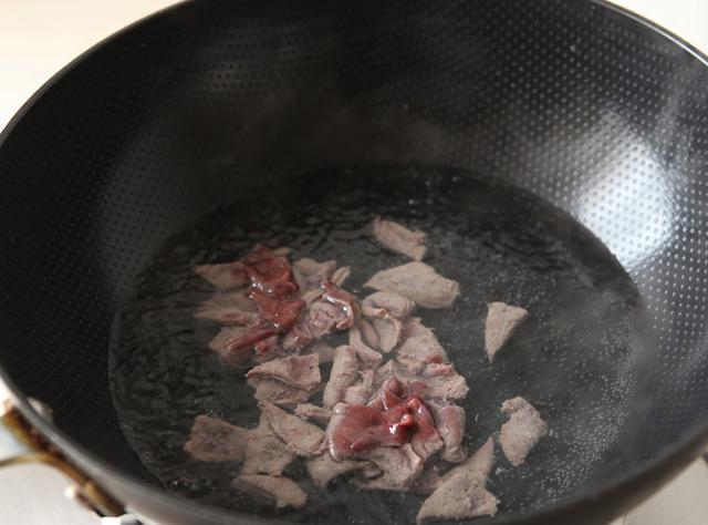 图片[4]-爆炒猪肝的做法步骤图 猪肝怎么炒又嫩又好吃？超嫩不腥的美味-起舞食谱网