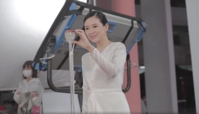 章子怡產(chǎn)后半年復(fù)工，挑戰(zhàn)平板撐產(chǎn)后恢復(fù)好，汪峰暖心等回家開飯
