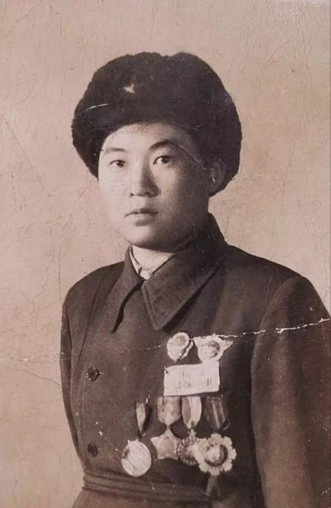 张国福：16岁俘虏中将，获邀毛主席家宴，放弃英雄身份当火药工