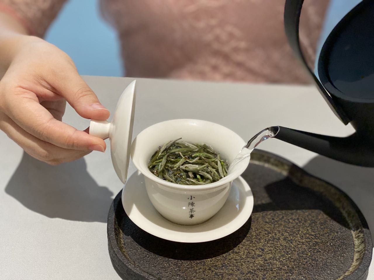 六大茶类中，绿茶、白茶、红茶、岩茶，分别需要什么水温冲泡？