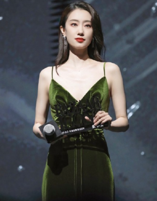 芭莎礼服夜：杨颖翻车，倪妮平淡，胜出的是穿国货的赵丽颖张小斐