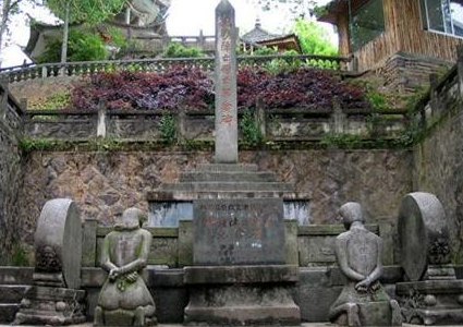 当年汪精卫的儿子回国扫墓，看见他爹的跪像，说了9字就转身离去