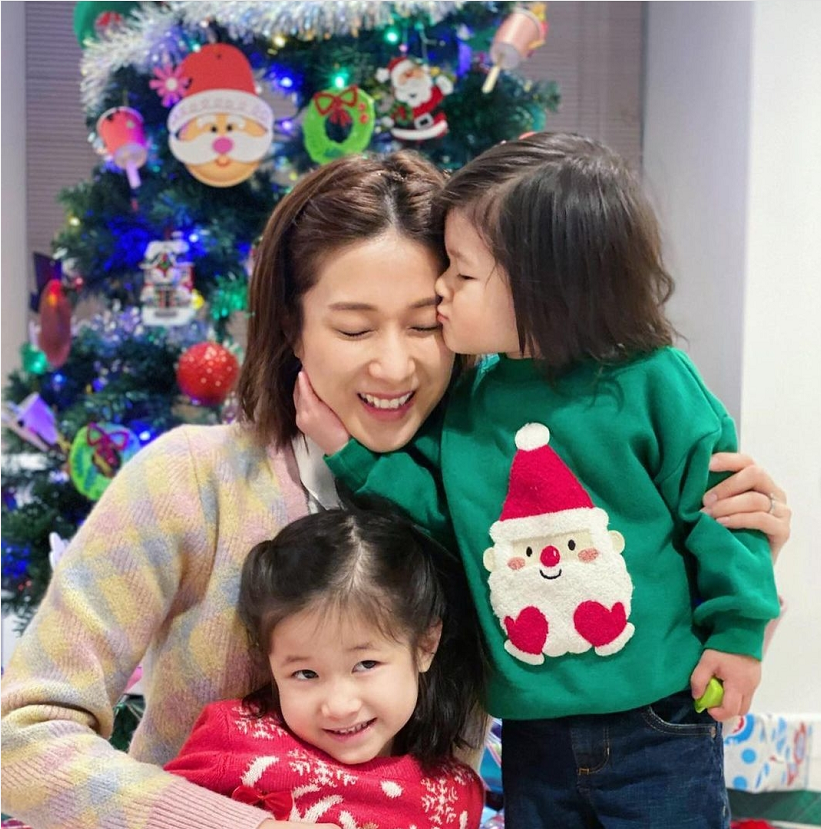 钟嘉欣为49岁老公庆生，晒2岁儿子萌照，称有其父必有其子