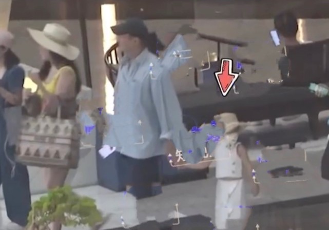 霍思燕夫妇带嗯哼出游，杜江牵着小女孩父爱大发，再被怀疑有二胎