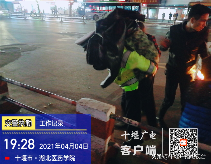 暖心！老人突发中风，十堰警车开道10分钟送医治疗