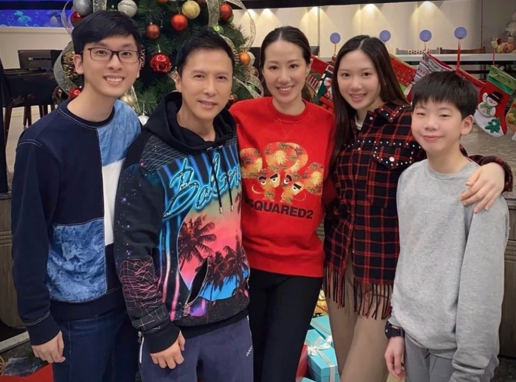 甄子丹一家逛街无人识，17岁女儿身高逆天，和妻子闪婚恩爱至今