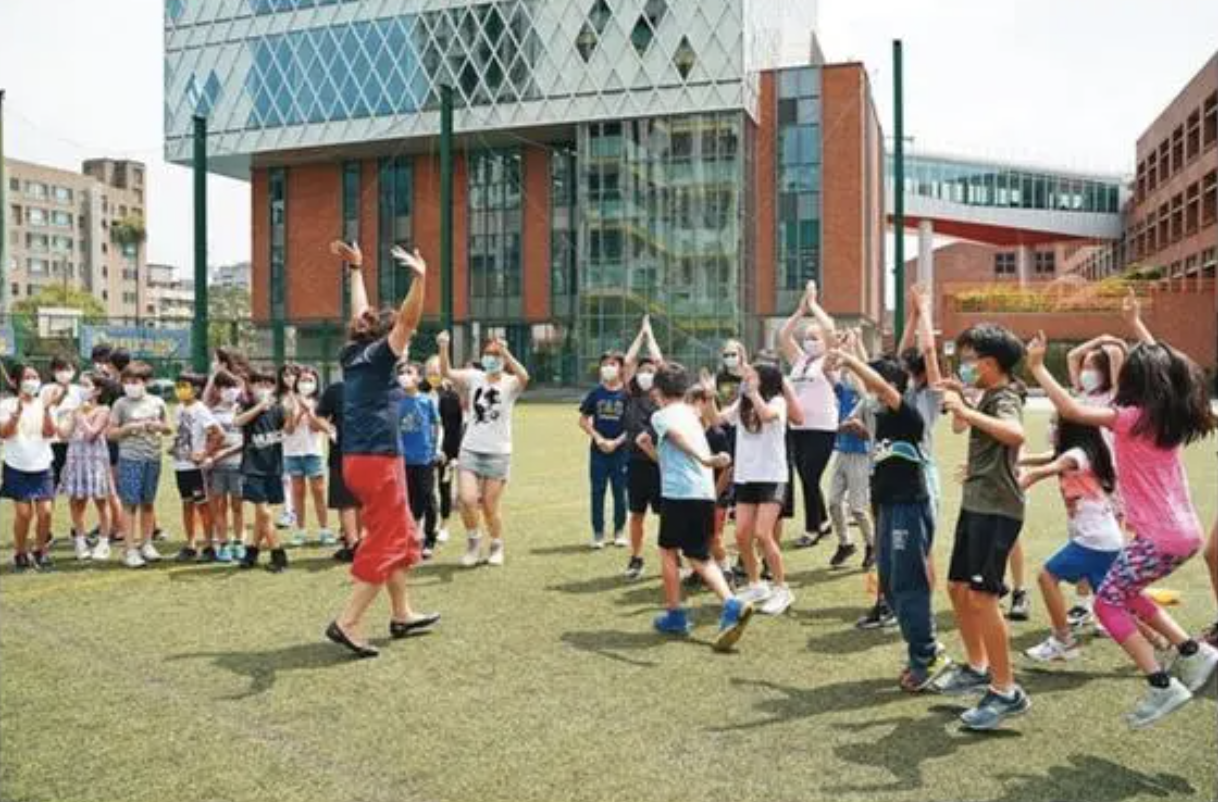 周杰伦昆凌送儿女上国际贵族学校，被曝一年学费高达30多万