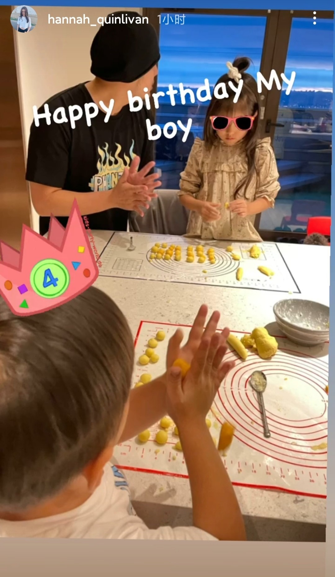 周杰伦昆凌为儿子庆生，全家动手做甜品，女儿正脸曝光鼻子太挺