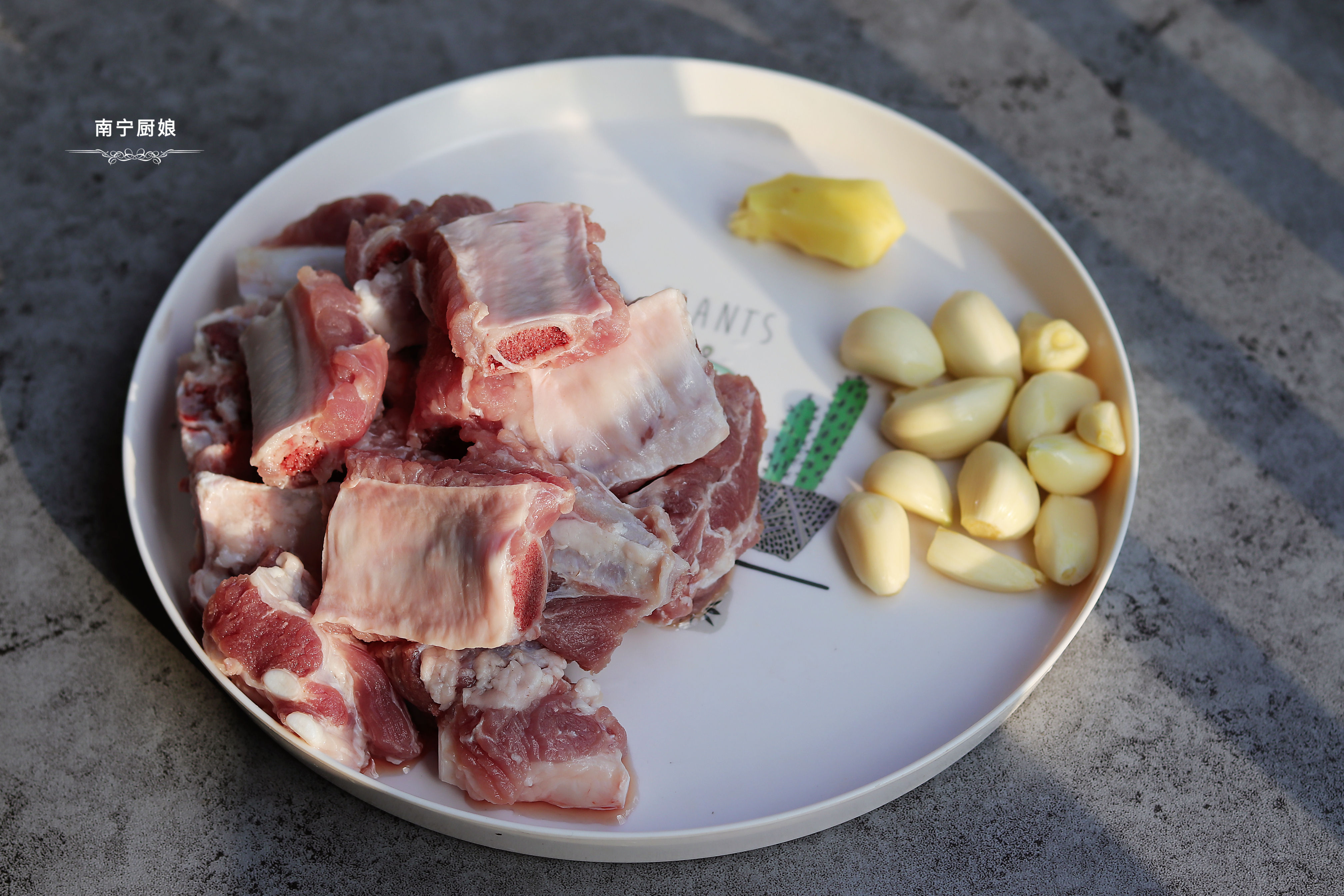 1斤排骨、2頭大蒜，丟進電飯鍋裡，出鍋沒想到如此美味，真饞人