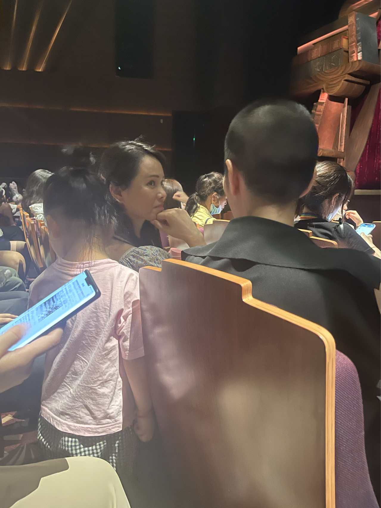 伊能静带女儿现身迪士尼，53岁真实素颜状态曝光，网友大赞保养好