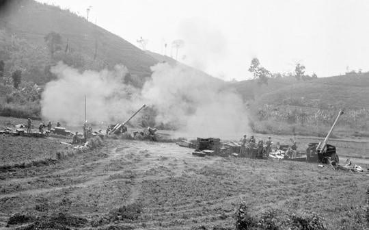 解放軍偵察兵假扮越軍，深入虎穴夜襲炮兵陣地，榮立一等功