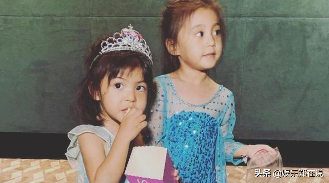 賈靜雯女兒坐“轎子”，咘咘戴眼鏡文質彬彬，Bo妞換牙憨態可掬