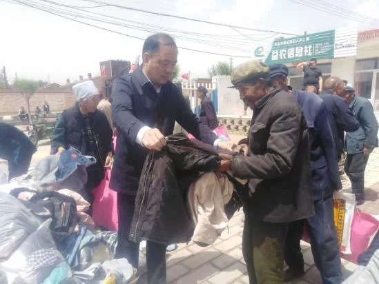 大同驰扬汽贸总经理赵振越携手大运汽车走进天镇平远堡村看望村老人